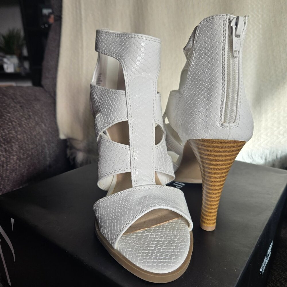 White Size 7.5 Simply Vera Leather Open Toe Heels